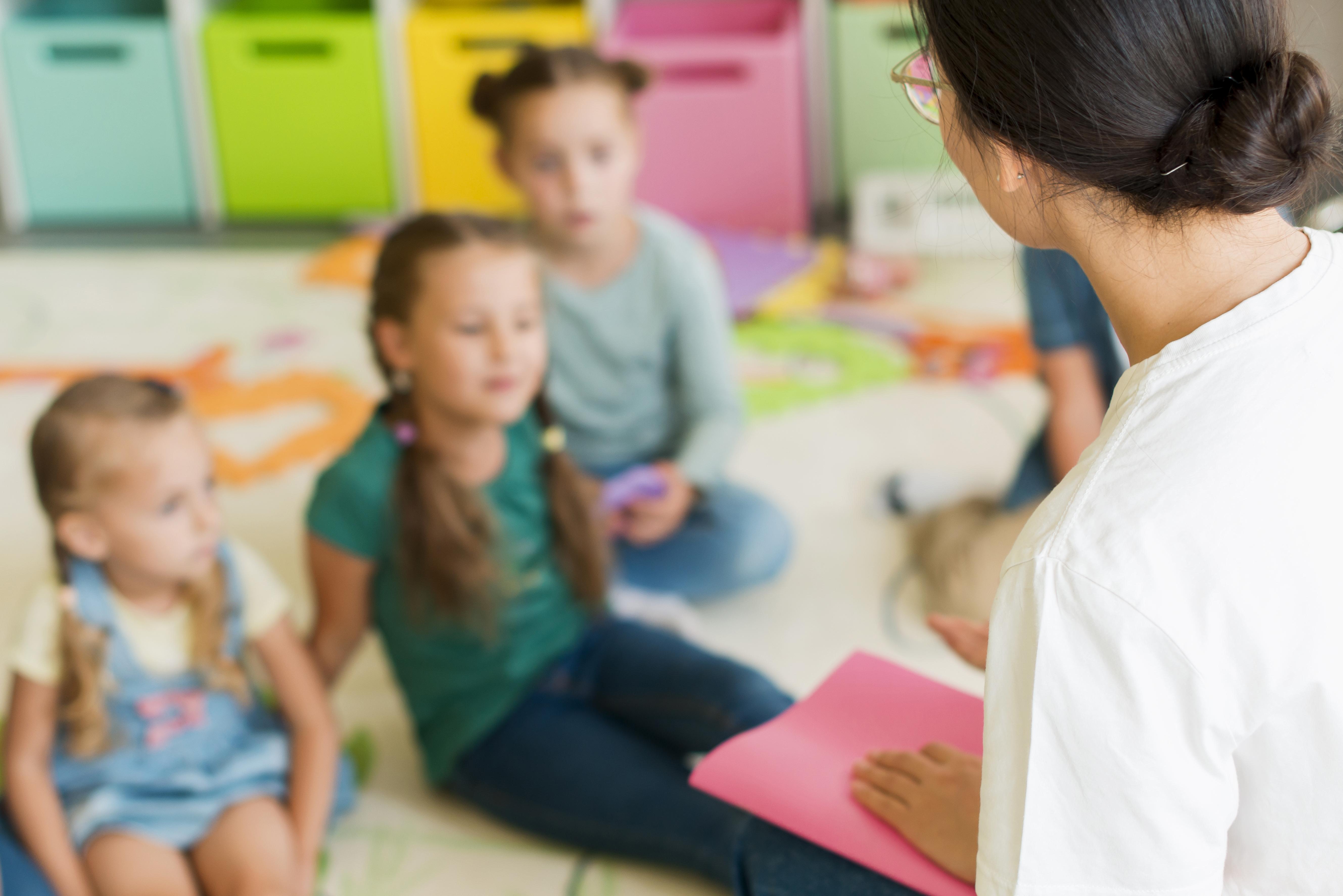 Enseignante maternelle enfants école