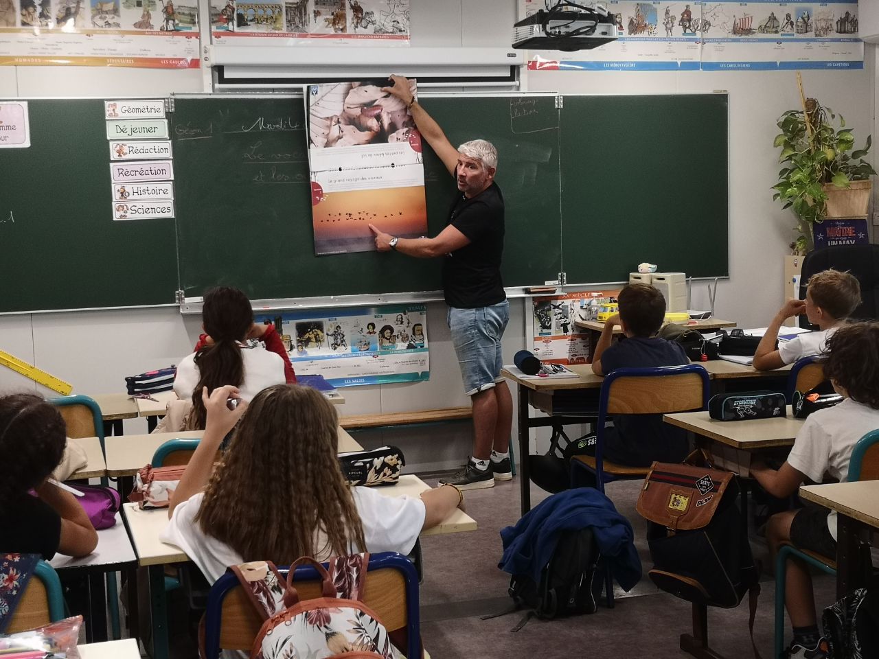 Un enseignant d'une classe de CM1-CM2 présente les outils pédagogiques de la LPO à l'école élémentaire Valfalis à Montbazin (34).